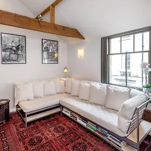  Holiday home Coachman Cottage, Mews Living In Central