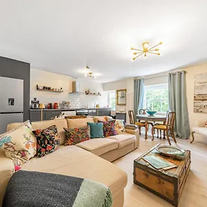  Apartment Charming Two Bedroom Maisonette